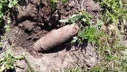 Корочанец обнаружил артиллерийский снаряд во дворе дома