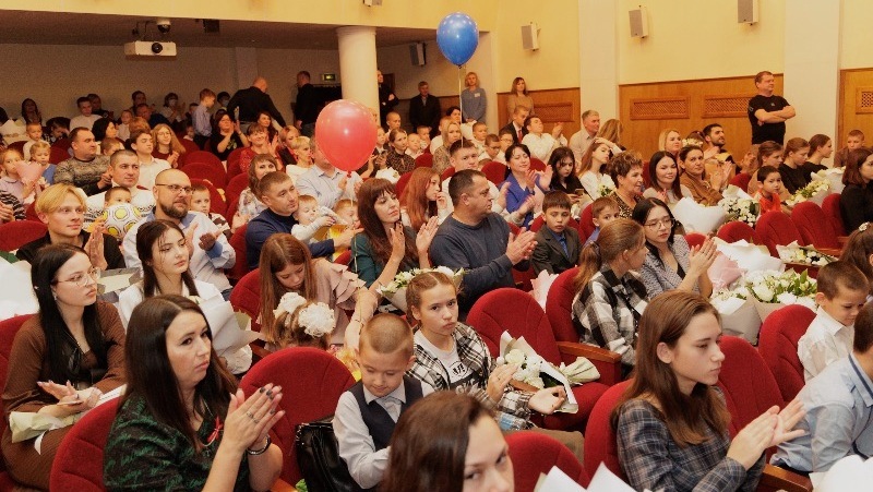 Вячеслав Гладков рассказал о награждении лучших родителей региона 