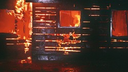Нежилое здание загорелось вчера вечером в Поповке