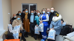 Волонтёры «Единой России» поздравили пациентов ковид-госпиталей с наступающими праздниками