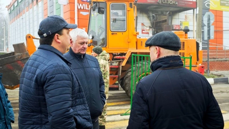 Николай Нестеров провёл совещание на месте пострадавших от удара ВСУ коммерческих объектов в Короче