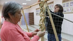 По-матерински помогают солдатам