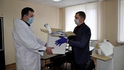 Депутат Игорь Закотенко передал Корочанской ЦРБ медицинские маски и защитные костюмы